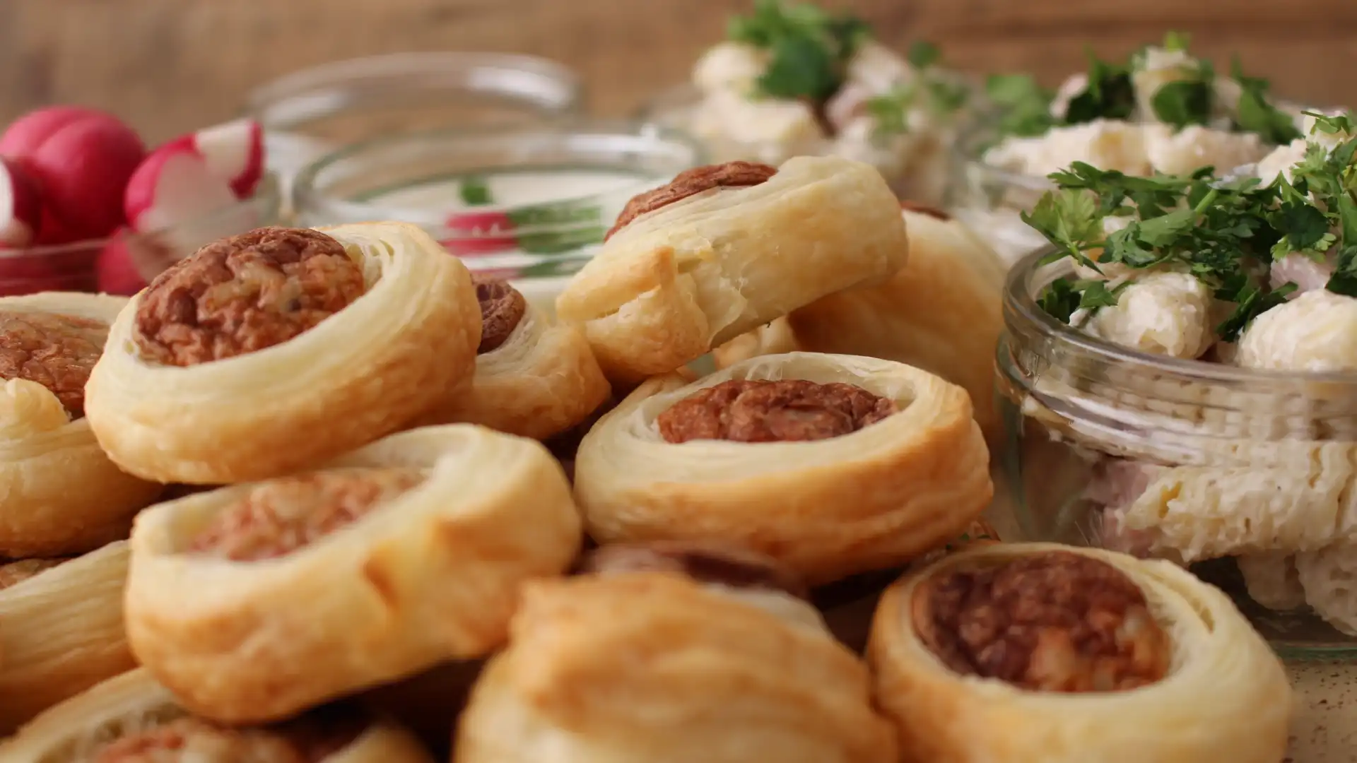 Kleine Fingerfood-häppchen aus Fleisch und Blätterteig