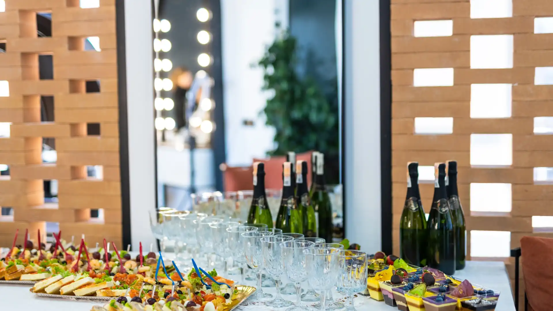 Auf einem Event angerichtetes Fingerfood mit Gläsern rechts daneben