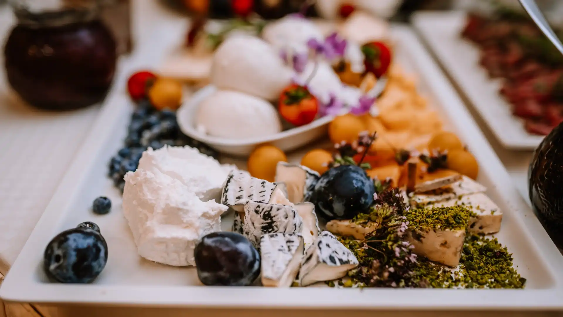 Käseplatte mit Früchten und Delikatessen – Eventcatering München