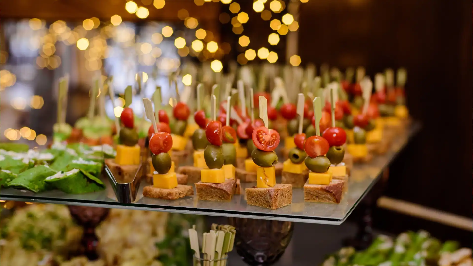 Fingerfood-Spießchen mit Käse, Olive und Tomate – Catering München
